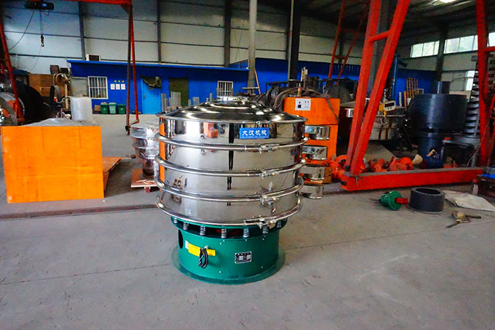 直徑1500mm振動篩是一個四個出料口，三層振動篩框的選震動篩，屬于較大型號的產品。