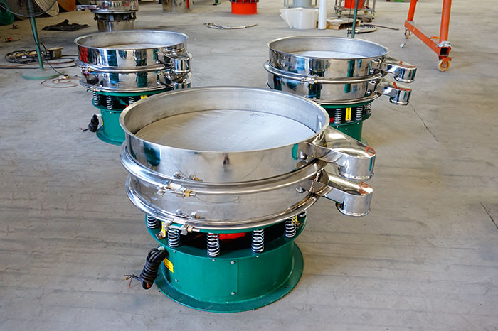 玉米淀粉振動(dòng)篩分機(jī)的特點(diǎn)：產(chǎn)品的振動(dòng)頻率高，振幅大，可篩分物料比較廣泛，采用304不銹鋼材質(zhì)，對于物料篩分有一定的優(yōu)勢。