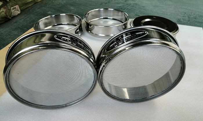 直徑75mm試驗篩采用的304不銹鋼材質(zhì)適用于很多行業(yè)。